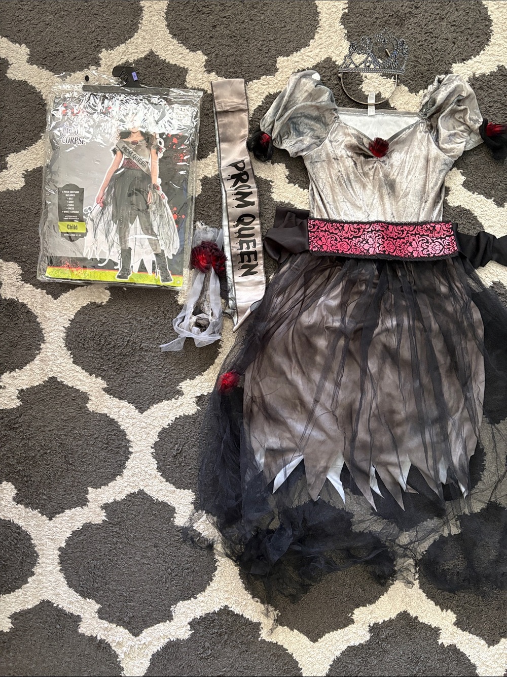 Girls' Zombie/Prom Queen' Costume with Accessories